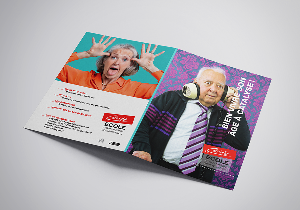 simulation 3D de l'avion gris foncé dans le ciel avec peinture design